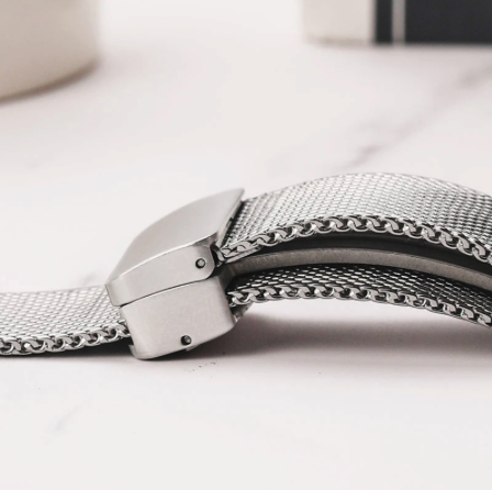 Milanese bandje met vouwbare magneetsluiting - Zilver - Geschikt voor Apple Watch 44mm / 45mm&nbsp;/ 46mm / 49mm