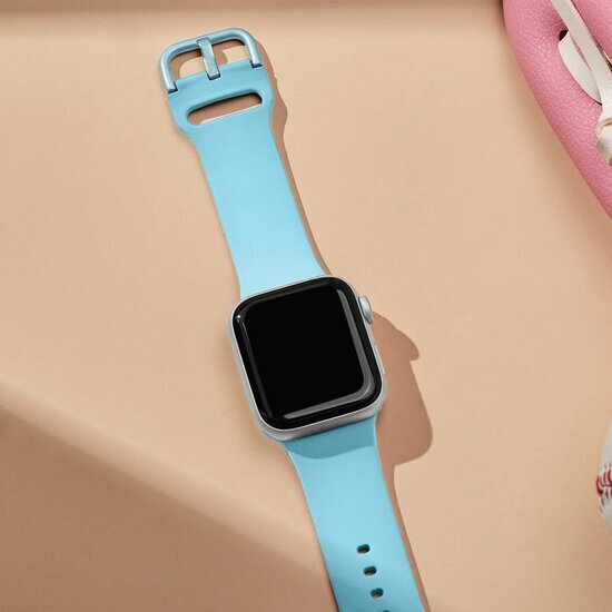 Soft siliconen bandje met gespsluiting - Lichtblauw - Geschikt voor Apple Watch 44mm / 45mm&nbsp;/ 46mm / 49mm