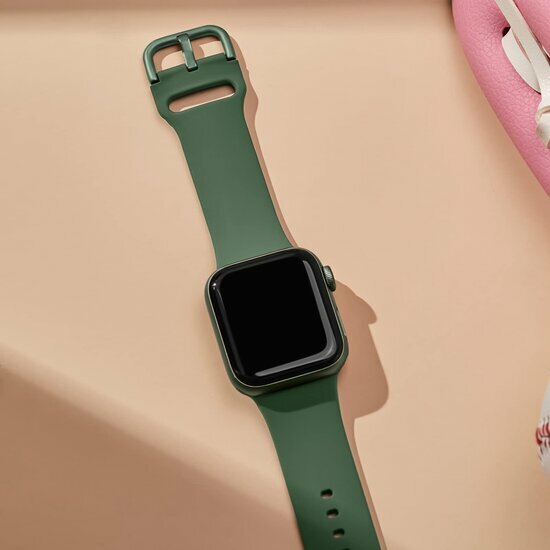 Soft siliconen bandje met gespsluiting - Dennengroen - Geschikt voor Apple Watch 44mm / 45mm&nbsp;/ 46mm / 49mm