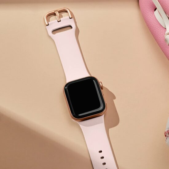 Soft siliconen bandje met gespsluiting - Lichtroze - Geschikt voor Apple Watch 44mm / 45mm&nbsp;/ 46mm / 49mm
