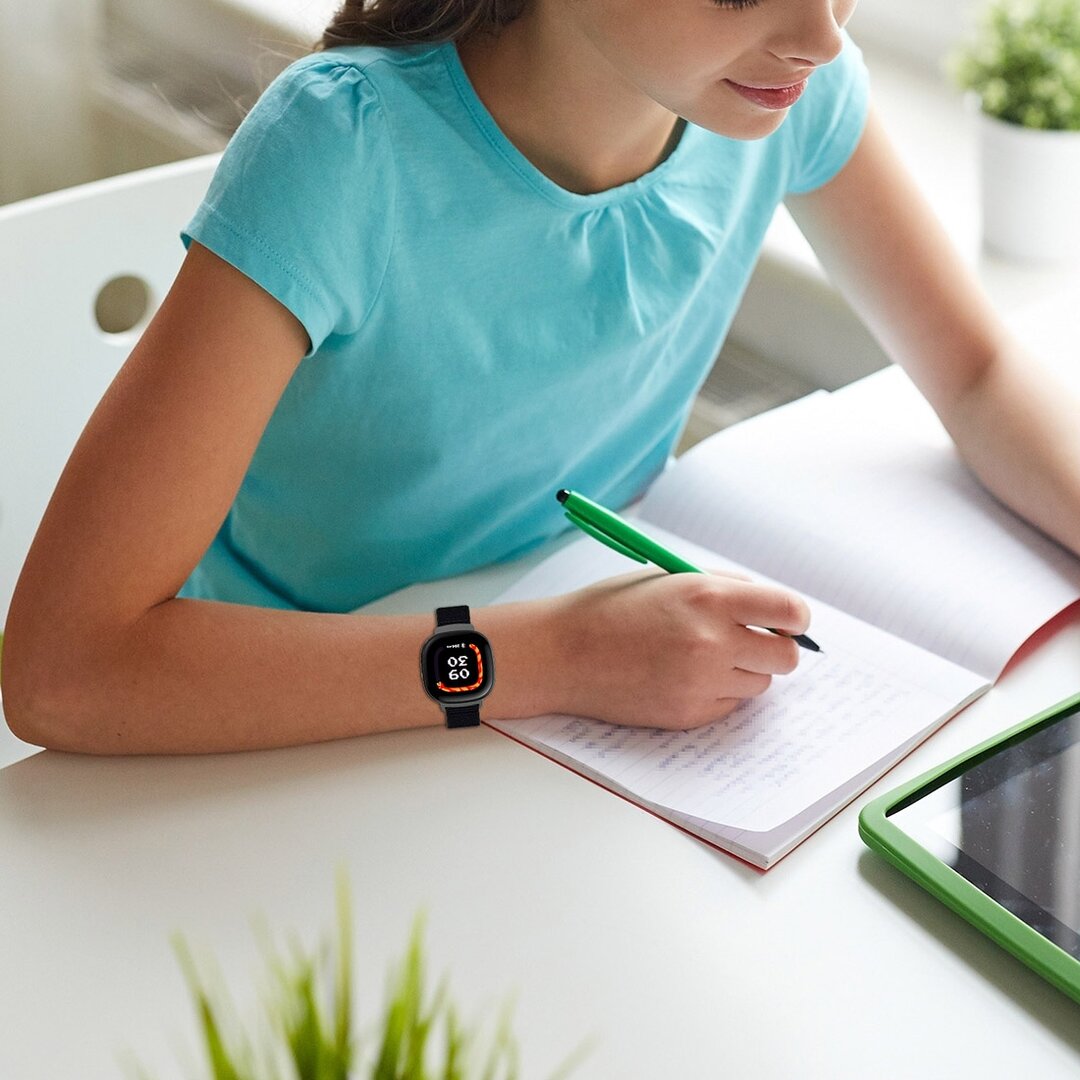 Fitbit Ace LTE - Nylon loop band met klittenbandsluiting - Zwart