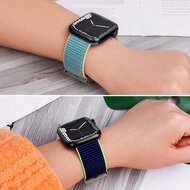 Nylon bandje met klemsluiting - Donkerblauw met groen - Geschikt voor Apple Watch 38mm / 40mm / 41mm / 42mm