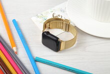 Milanese bandje met vouwbare magneetsluiting - Goud - Geschikt voor Apple Watch 44mm / 45mm&nbsp;/ 46mm / 49mm