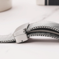 Milanese bandje met vouwbare magneetsluiting - Zilver - Geschikt voor Apple Watch 44mm / 45mm&nbsp;/ 46mm / 49mm
