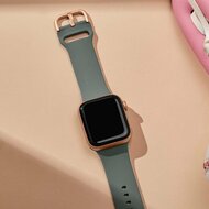 Soft siliconen bandje met gespsluiting - Olijfgroen - Geschikt voor Apple Watch 44mm / 45mm&nbsp;/ 46mm / 49mm