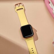 Soft siliconen bandje met gespsluiting - Geel - Geschikt voor Apple Watch 44mm / 45mm&nbsp;/ 46mm / 49mm