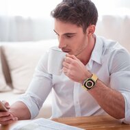 Soft siliconen bandje met gespsluiting - Donkergeel - Geschikt voor Apple Watch 44mm / 45mm&nbsp;/ 46mm / 49mm