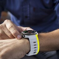 Wave siliconen bandje - Grijs met geel - Samsung Galaxy Watch Ultra 47mm