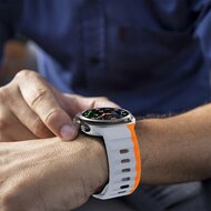 Wave siliconen bandje - Grijs met oranje - Samsung Galaxy Watch Ultra 47mm